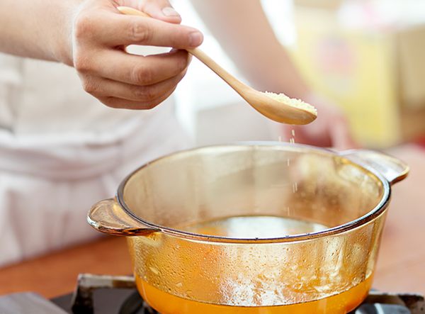 Nêm nếm với hạt nêm MAGGI Nấm Hương, tiêu, đường cho vừa ăn.