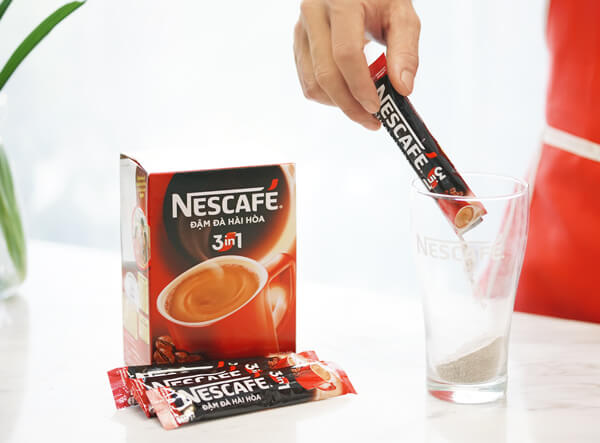 Hòa tan 2 gói NESCAFÉ 3in1 vào 150ml nước sôi rồi để nguội