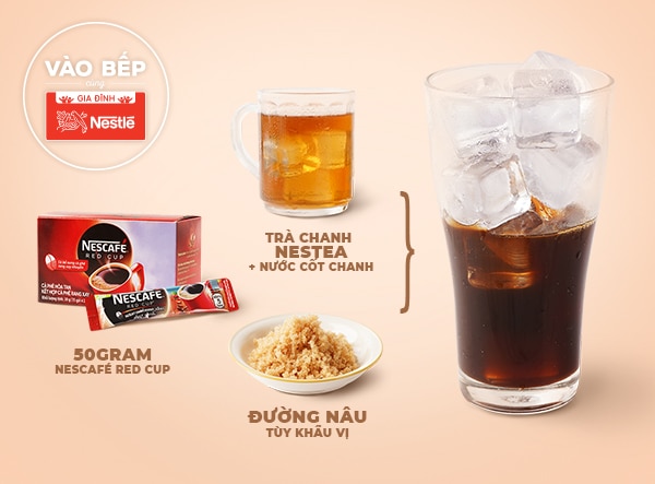 Pha trà chanh NESTEA với 60ml nước ấm, hòa tan, thêm nước cốt chanh vào