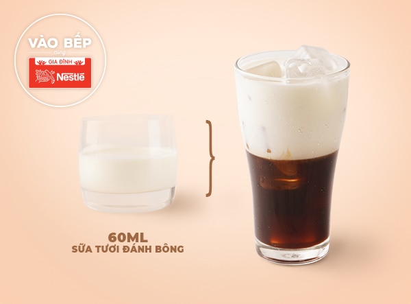 Đánh bông sữa tươi lên để tạo bọt kem