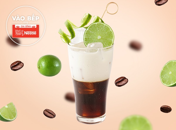 Cho hỗn hợp cà phê chanh cùng đá vào ly, cho lớp kem sữa tươi lên trên, trang trí với chanh tươi