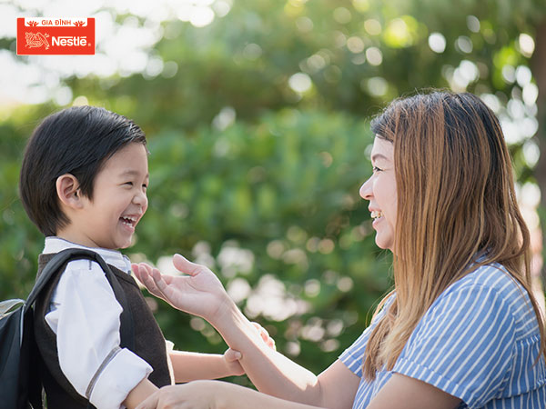 Cha mẹ cần chuẩn bị tâm lý cho bé để thích nghi với môi trường sinh hoạt mới