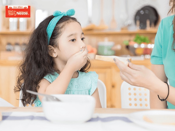 Cố ép bé ăn hết khẩu phần được định sẵn có thể làm bé bị trớ và sợ thức ăn