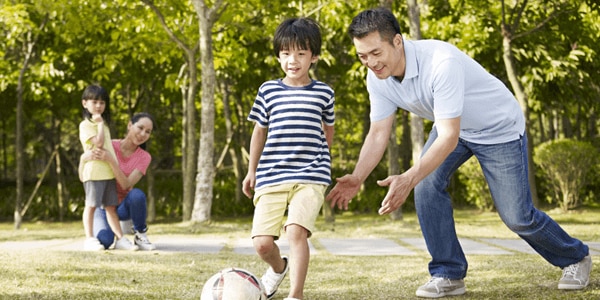 Dành nhiều thời gian bên con trò chuyện và tham gia các hoạt động