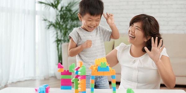 Cho con chơi những món đồ chơi bổ ích, hấp dẫn