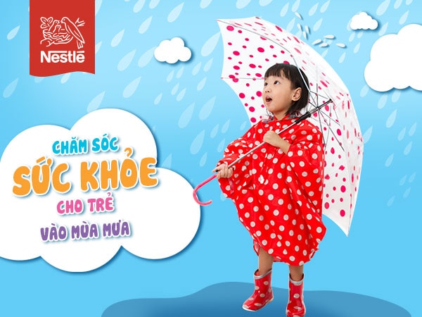 Mang sẵn áo mưa để cơ thể trẻ không bị thay đổi nhiệt độ đột ngột dẫn đến cảm lạnh