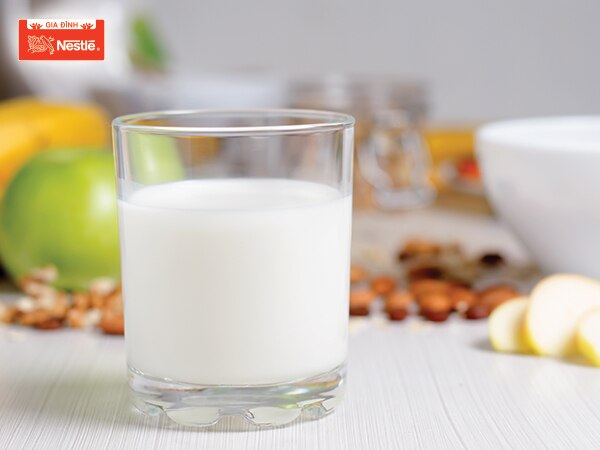 Hạn chế uống sữa để ngăn ngừa mụn