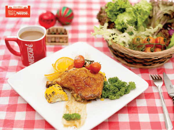 Món gà nướng cam tươi dùng kèm với cơm sẽ rất để lại dấu ấn khó quên cho buổi tối.