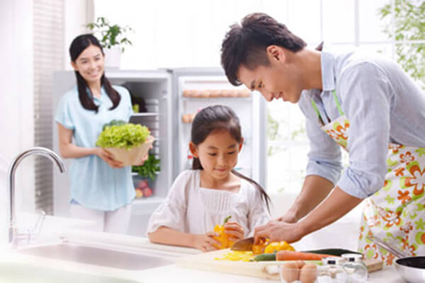 Bé giúp mẹ chuẩn bị bữa ăn