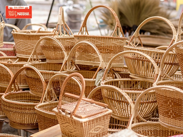 Để trang trí giỏ quà đẹp mắt thì trước tiên bạn nên lựa chọn một chiếc giỏ đựng phù hợp.