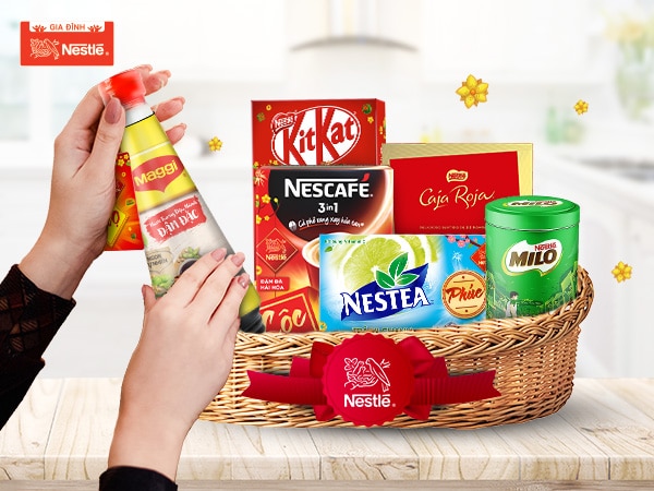 Giỏ quà Tết Nestlé có NESCAFÉ, NESTEA, MILO Phiên bản Tết, KITKAT, Chocolate Caja Roja và MAGGI.