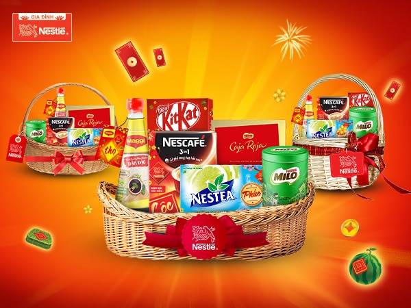 Để giỏ quà tết đẹp, vật phẩm nào bé thì đặt trước và ngược lại, vật phẩm nào lớn thì đặt sau.