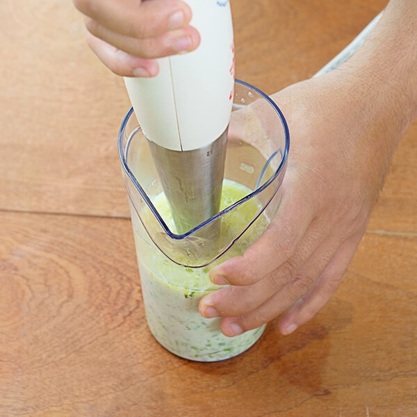 Tắt bếp, cho hỗn hợp vừa xào vào cối xay, xay nhuyễn cùng sữa tươi.