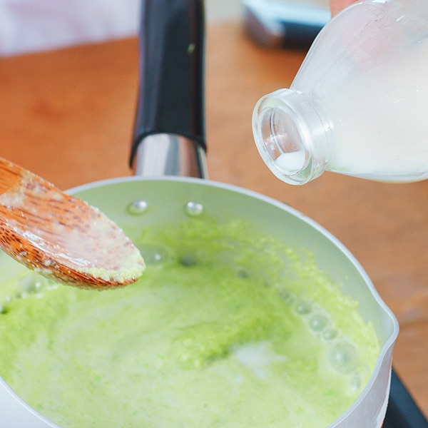 Cho thêm sữa tươi và bột năng vào, khuấy đều tay để súp sánh, mịn.