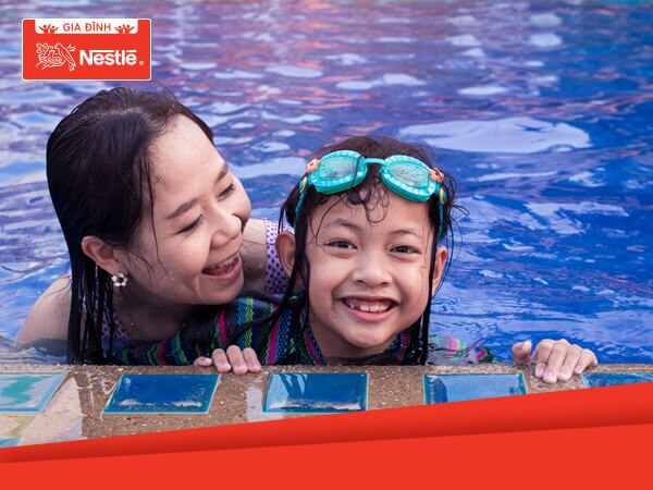 Bơi lội đốt cháy mỡ thừa giúp trẻ ngăn ngừa bệnh béo phì