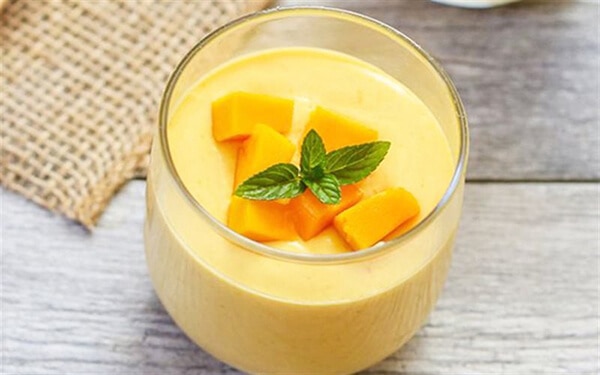 Bánh pudding cùng với các loại trái cây tươi là món ăn dặm ngon miệng cho trẻ